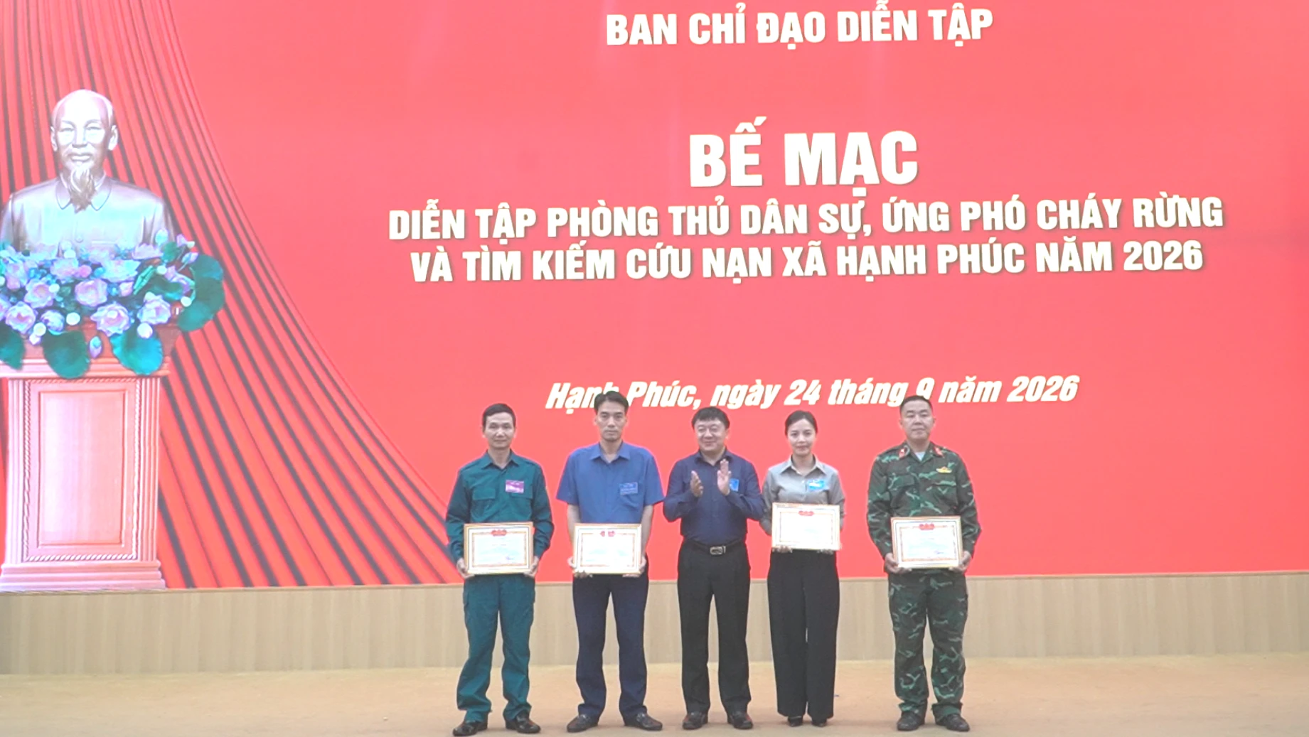 ubnd-xa-khen-thuong-cho-cac-tap-the-5709.png