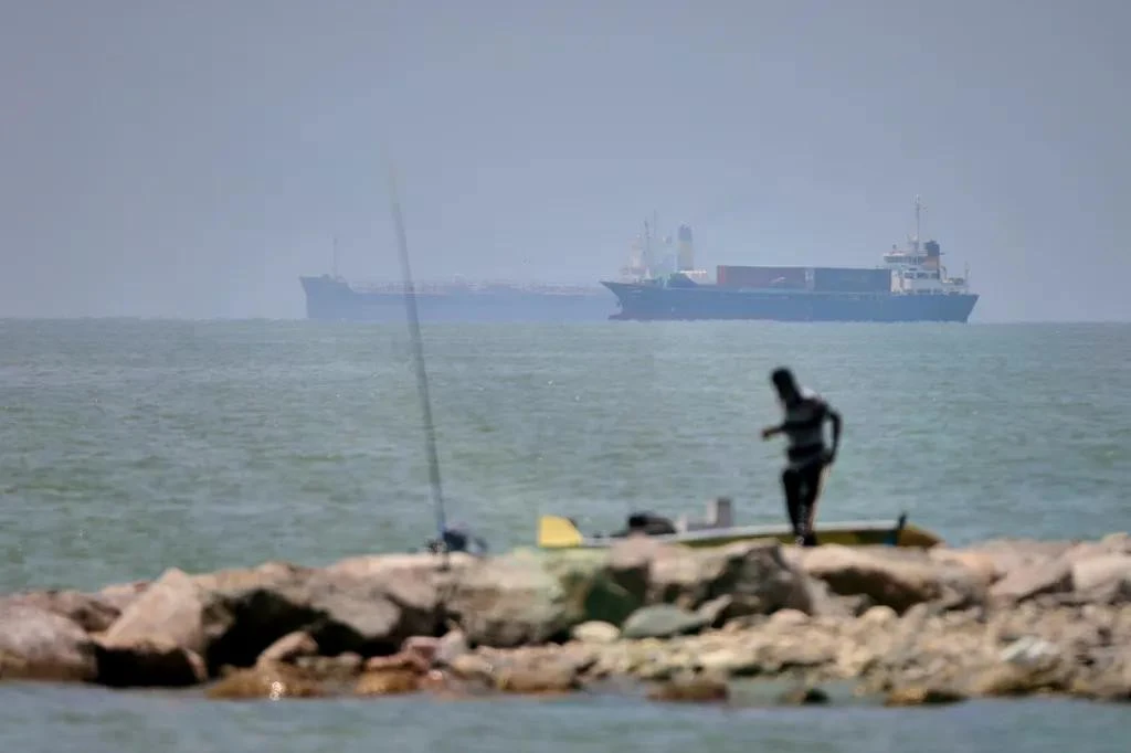 Người đàn ông câu cá bên eo biển Hormuz, ngoài khơi Bandar Abbas, Iran, ngày 17/6/2026. (Ảnh: AP)
