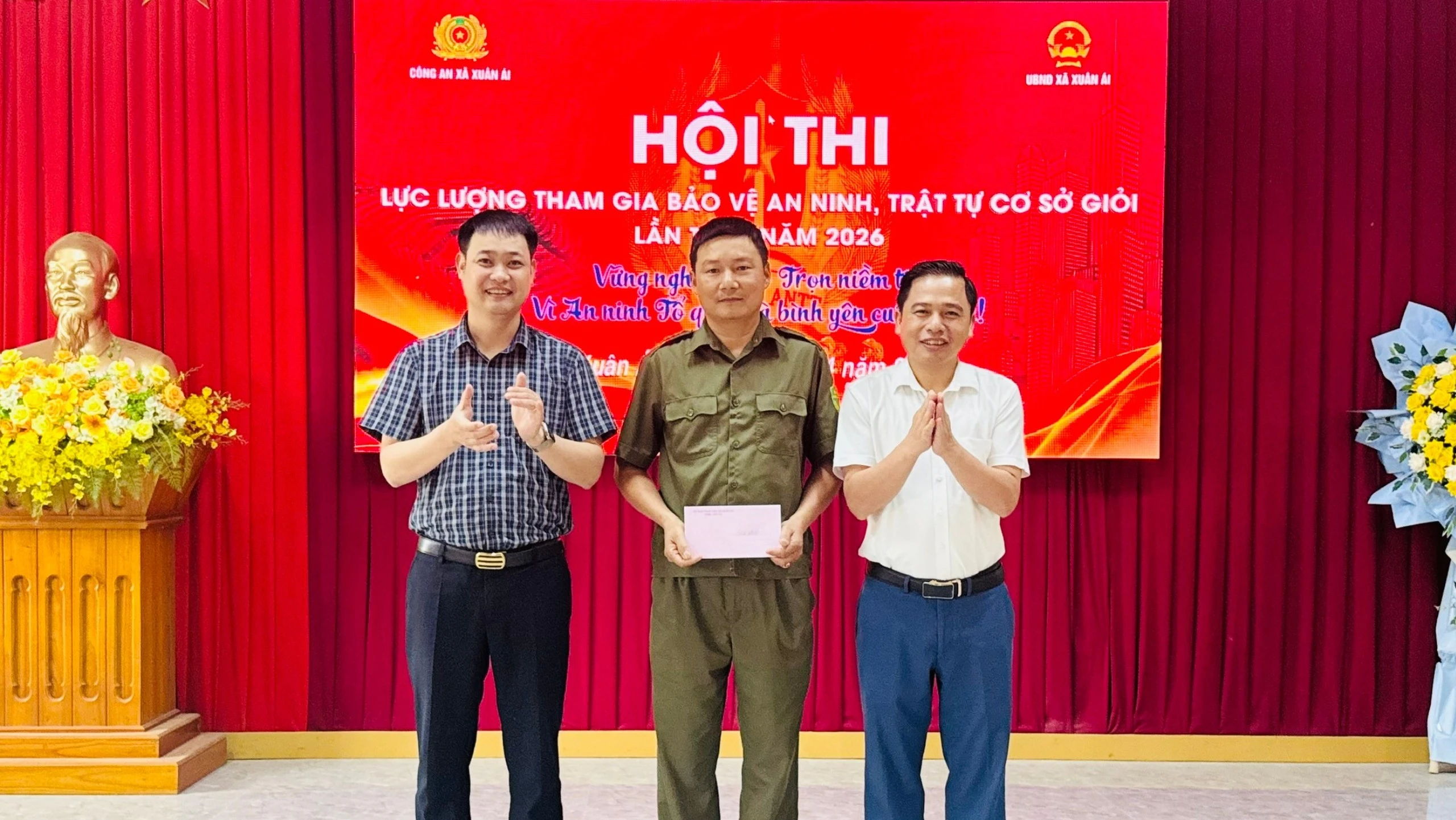 lanh-dao-xa-xuan-ai-trao-giai-nhat-hoi-thi-cho-thi-sinh-xuat-sac-3663.jpg
