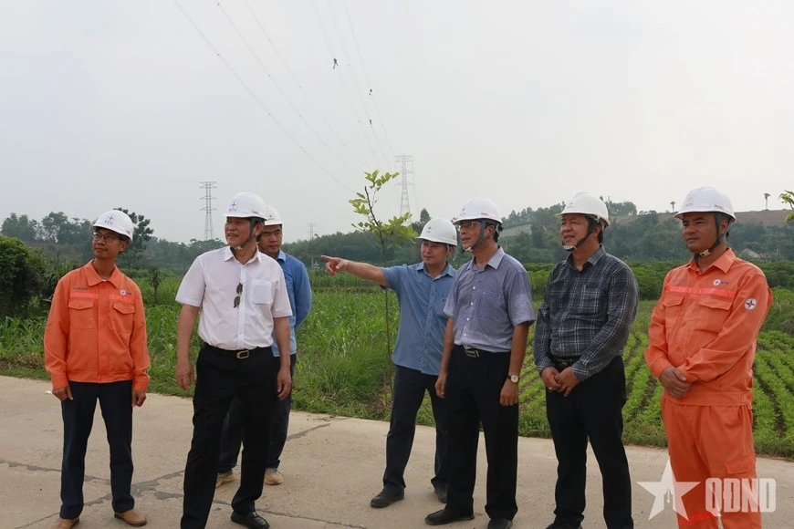 Phó tổng giám đốc EVN Võ Quang Lâm (thứ ba, từ phải sang) kiểm tra công tác thi công tại vị trí cột 404 ở xã Lập Thạch, tỉnh Phú Thọ.