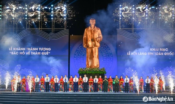 Tổng Bí thư Tô Lâm cùng các đồng chí lãnh đạo, nguyên lãnh đạo Đảng, Nhà nước và tỉnh Nghệ An cắt băng khánh thành Tượng “Bác Hồ về thăm quê” (ngày 15/5/2025).