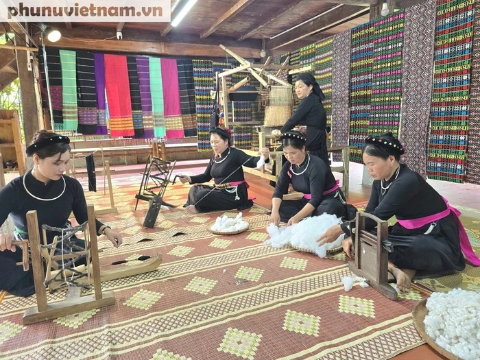 Nhóm cùng sở thích dệt thổ cẩm xã Thượng Lâm.