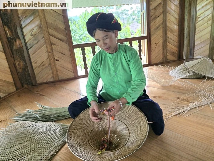 Những chiếc nón lá vươn xa khỏi bản làng.
