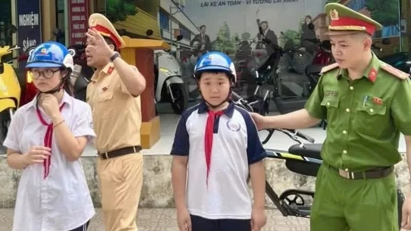 Học sinh được phổ biến kiến thức pháp luật, kỹ năng tham gia giao thông an toàn.