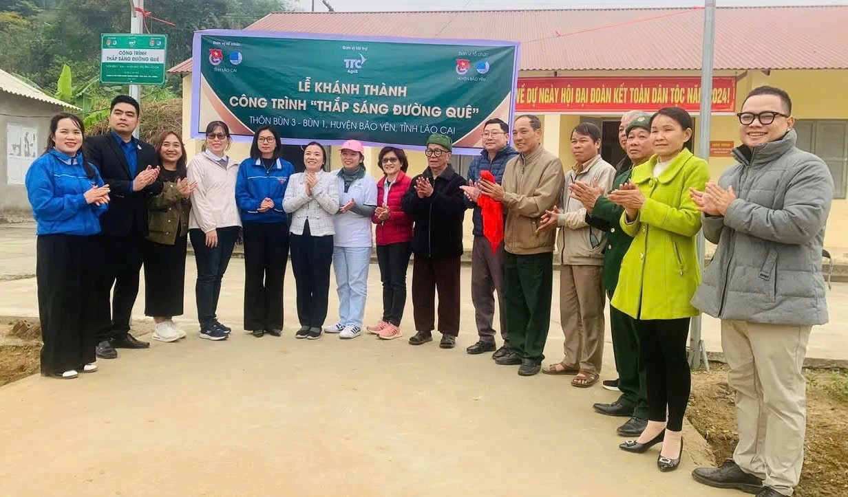 khanh-thanh-cong-trinh-thap-sang-duong-que-bun-1.jpg