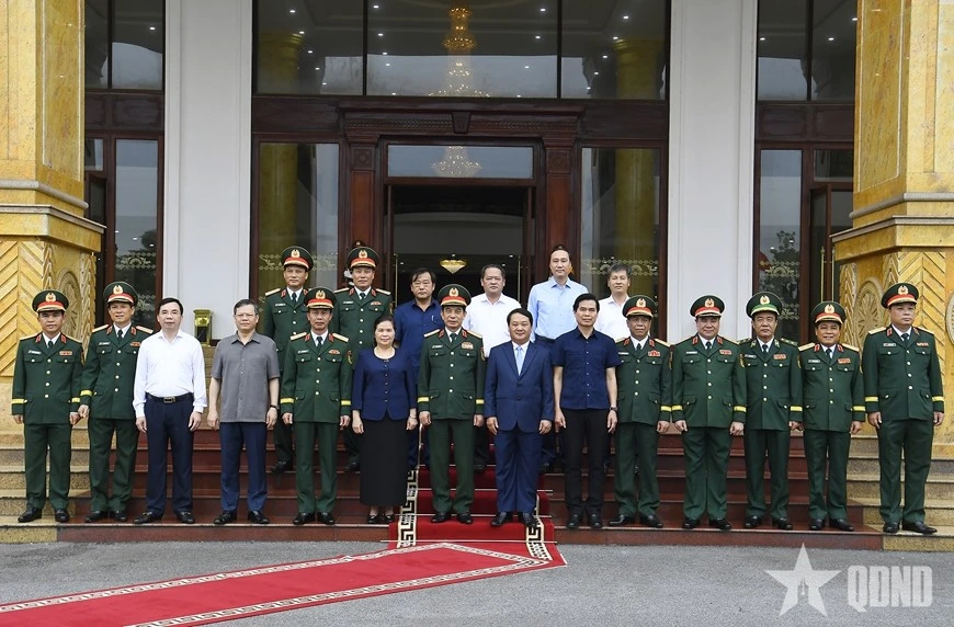 Đại tướng Phan Văn Giang với lãnh đạo các địa phương và lãnh đạo, chỉ huy Quân khu 2.
