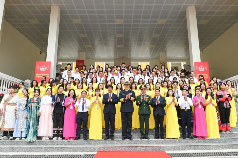 Đại tướng Phan Văn Giang, Ủy viên Bộ Chính trị, Phó Bí thư Quân ủy Trung ương, Bộ trưởng Quốc phòng và Thượng tướng Đổng Quân, Bộ trưởng Quốc phòng Trung Quốc cùng cán bộ, giáo viên, học sinh Trường trung học phổ thông Trần Phú.