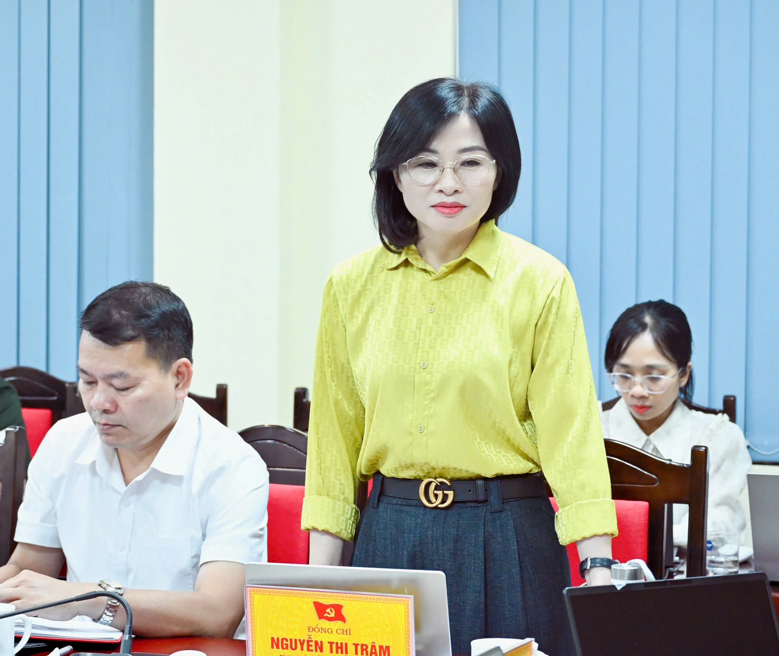 lanh-dao-xa-duong-quy-bao-cao-tai-buoi-lam-viec.jpg