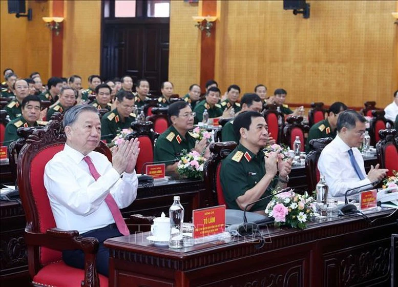 Tổng Bí thư Tô Lâm và các đại biểu tham dự buổi làm việc với Tổng cục Chính trị Quân đội nhân dân Việt Nam.