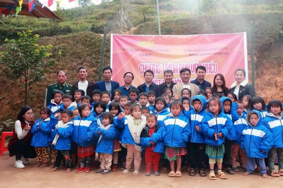 Học sinh tiểu học và trẻ mầm non nhận quà do Báo GD&amp;TĐ trao tặng.