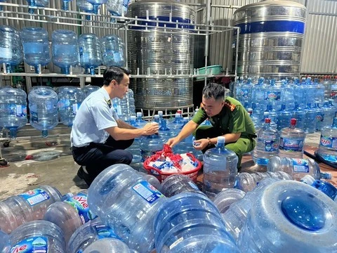 Cơ quan chức năng kiểm tra kho xưởng của các đối tượng.