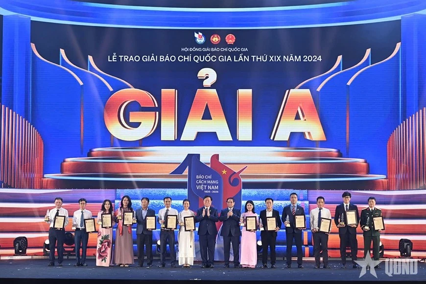 Thủ tướng Chính phủ Phạm Minh Chính cùng đồng chí Nguyễn Trọng Nghĩa, Ủy viên Bộ Chính trị, Bí thư Trung ương Đảng, Trưởng ban Tuyên giáo và Dân vận Trung ương trao giải cho các tác giả, nhóm tác giả đoạt giải A Giải báo chí Quốc gia lần thứ XIX.