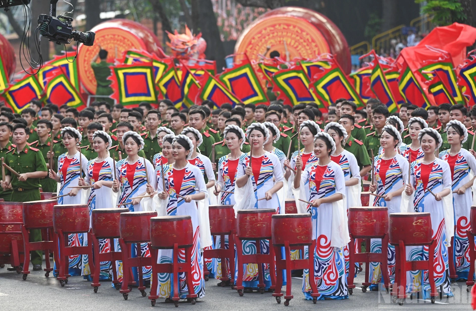 Màn trình diễn của các nghệ sĩ Thành phố Hồ Chí Minh tại Lễ kỷ niệm 50 năm Giải phóng miền nam, thống nhất đất nước.