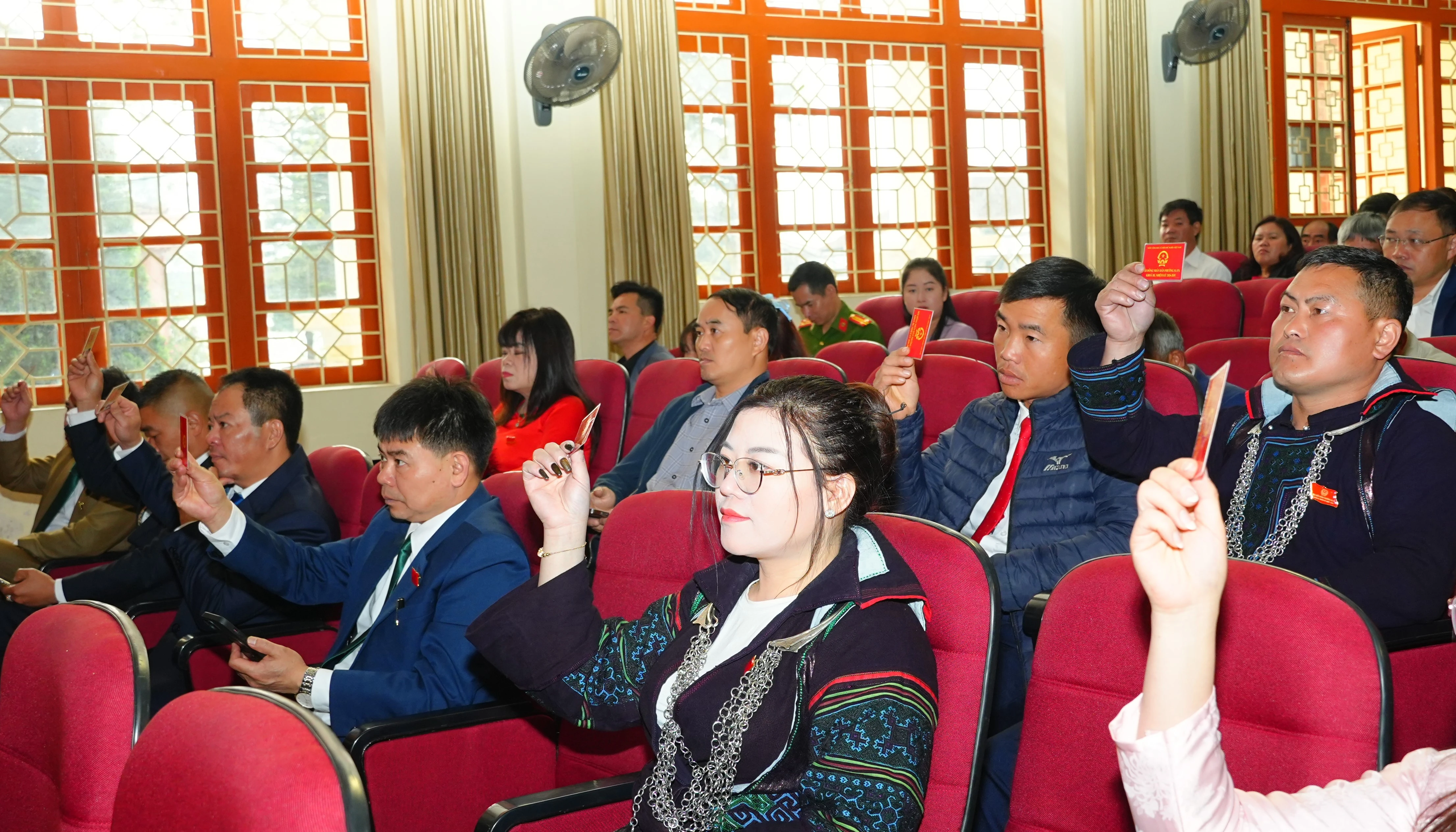 Đại biểu thông qua nghị quyết kỳ họp.