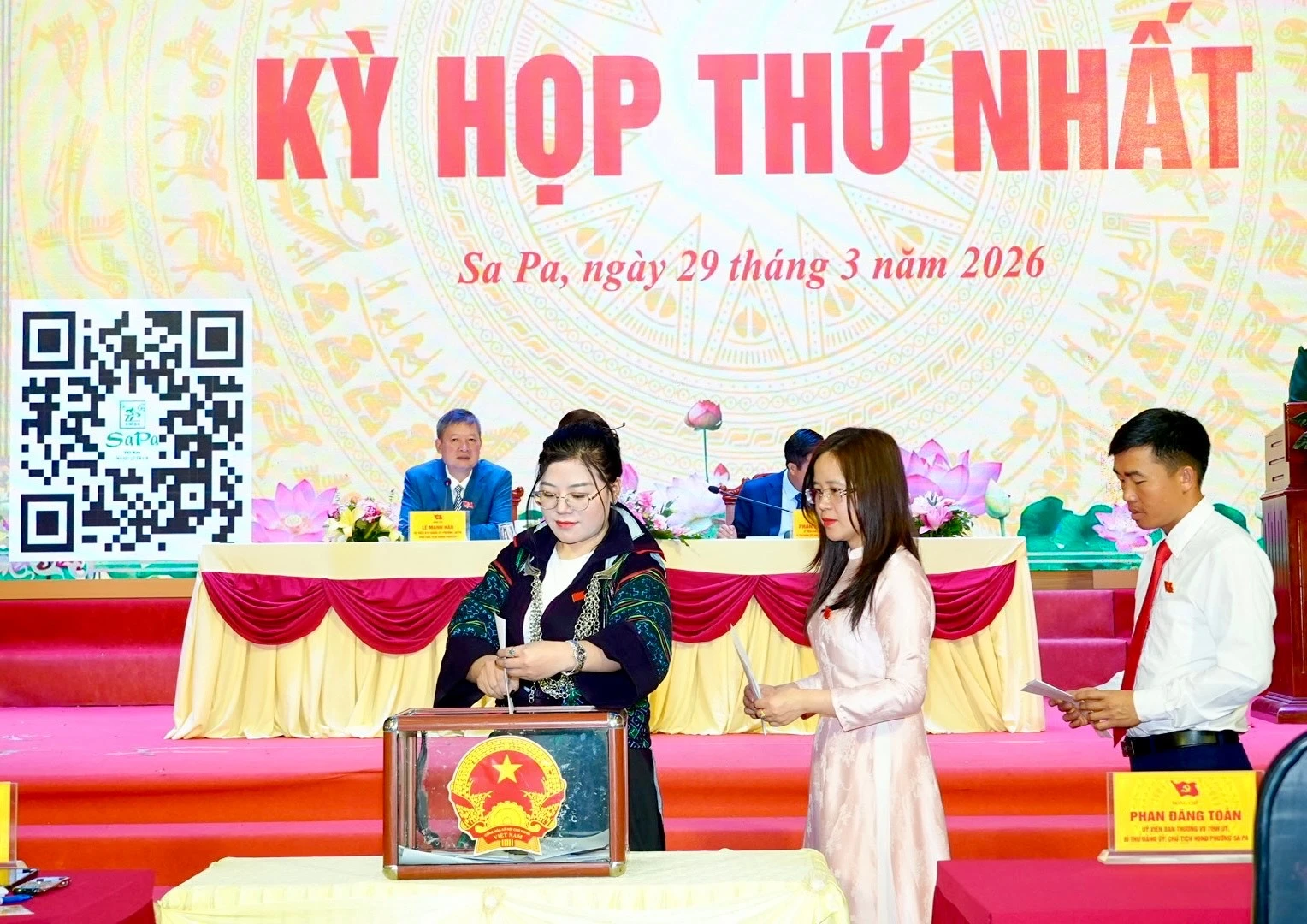 Đại biểu bỏ phiếu bầu các chức danh chủ chốt HĐND và UBND phường.