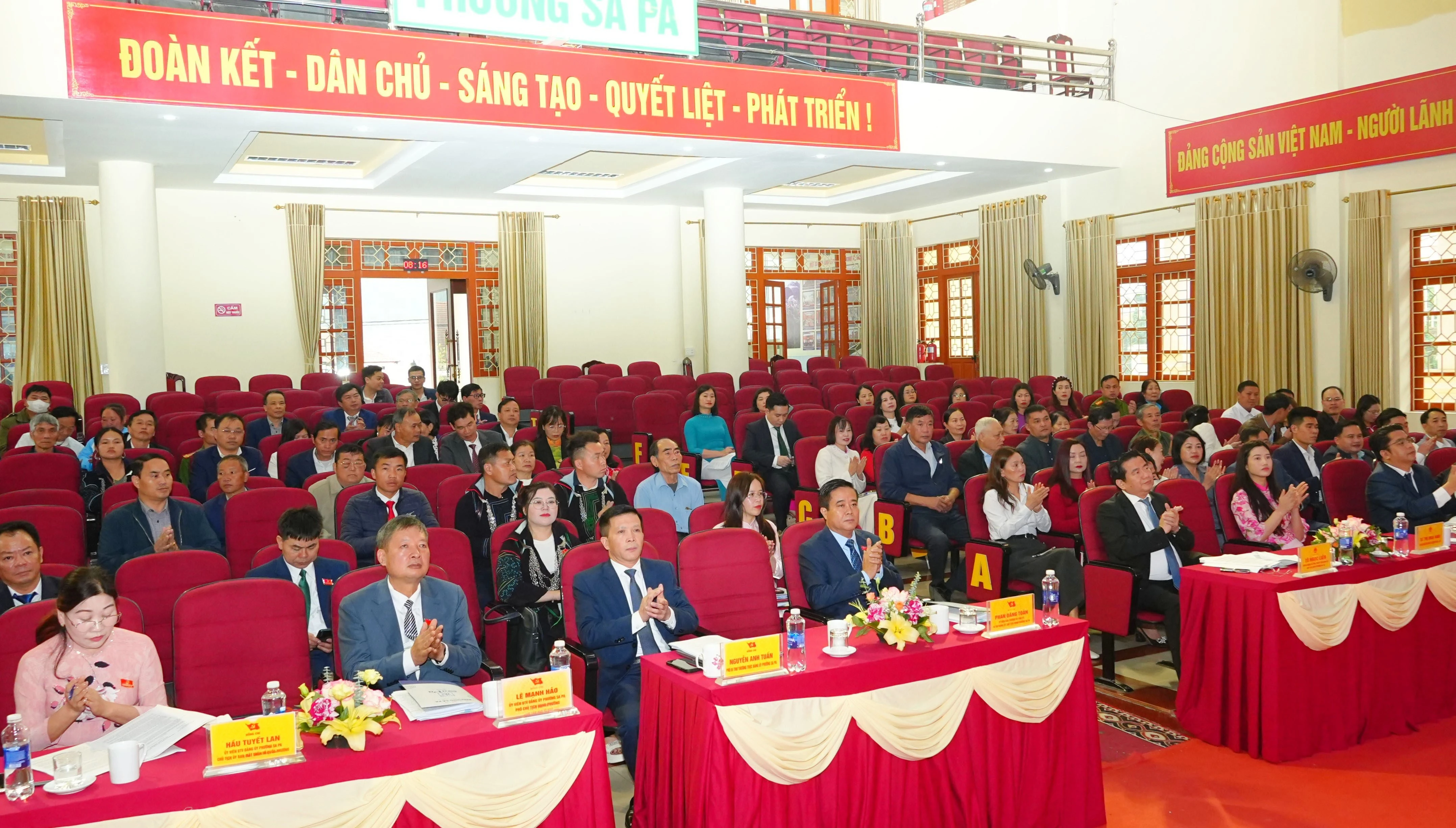 Đại biểu tham dự kỳ họp.