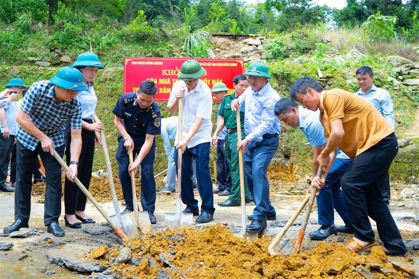 Lãnh đạo tỉnh Lào Cai, huyện Mường Khương tham gia khởi công nhà cho hộ gia đình ông Thào Seo Sần, thôn Sín Lùng Chải, xã Lùng Khấu Nhin.