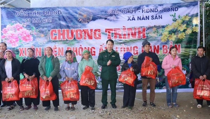 Hàng trăm suất quà Tết đã được bộ đội biên phòng Si Ma Cai trao tặng cho bà con dân bản.