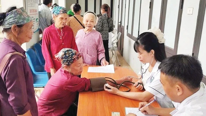 Ngành y tế tỉnh Lào Cai luôn chú trọng tuyên truyền và chăm sóc sức khỏe cho đồng bào dân tộc thiểu số và người cao tuổi.