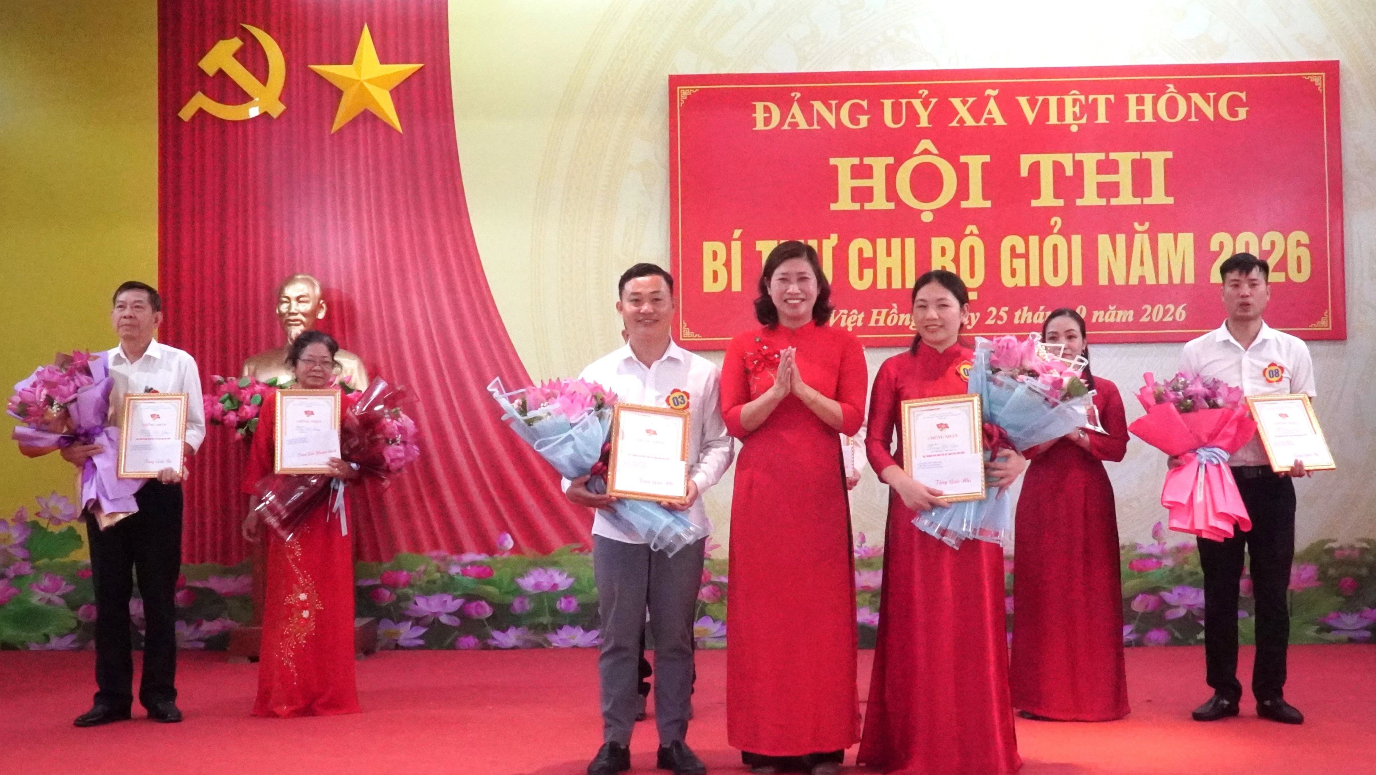 dong-chi-nguyen-ngan-giang-truong-ban-xay-dung-dang-trao-giai-nhi-cho-2-thi-sinh-8635.jpg