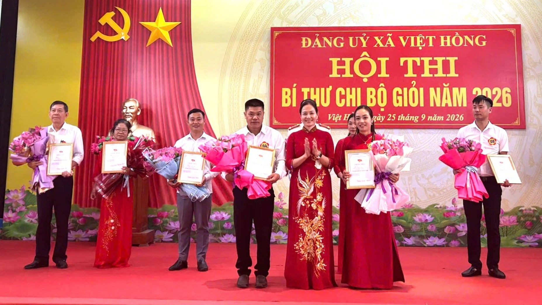 dong-chi-nguyen-thi-kim-xuan-pho-bi-thu-thuong-truc-dang-uy-trao-gai-nhat-cho-2-thi-sinh-1640.jpg