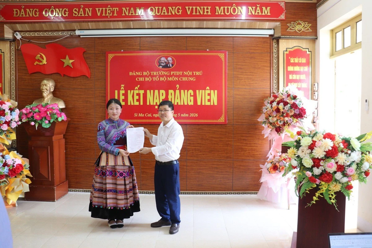Môi trường học tập và truyền thống gia đình là động lực để nữ sinh phấn đấu rèn luyện để được đứng trong hàng ngũ của Đảng.