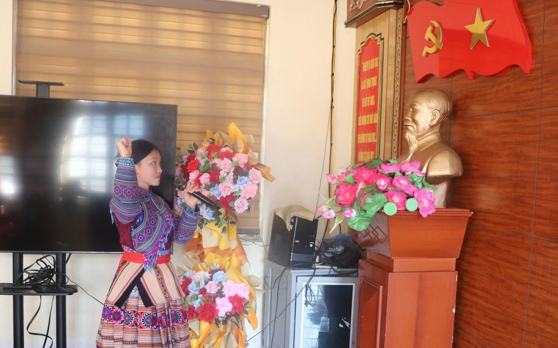 Khoảnh khắc thiêng liêng khi nữ sinh Thào Thị Như Quỳnh được đứng trong hàng ngũ của Đảng.