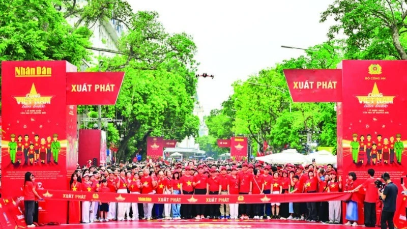 Chương trình “Cùng Việt Nam tiến bước” được kỳ vọng sẽ huy động sức mạnh tập thể của hàng triệu người dân tham gia đi bộ, vì sức khỏe, tinh thần đoàn kết và khát vọng vươn lên của dân tộc.