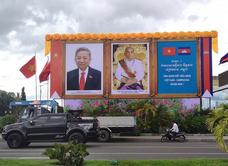 Ảnh chân dung Chủ tịch nước Tô Lâm và Quốc vương Preah Bat Samdech Preah Boromneath Norodom Sihamoni trên một đường phố ở Thủ đô Phnom Penh.