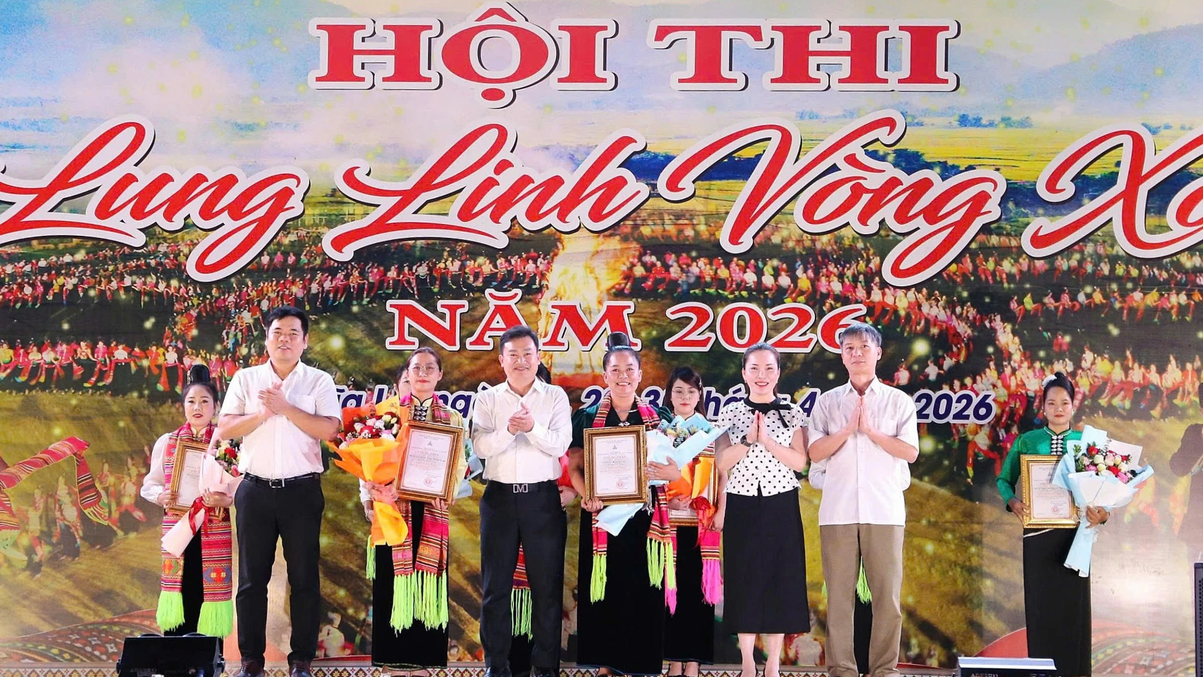 btc-trao-giai-nhi-cho-cac-doi-thi-6333.jpg