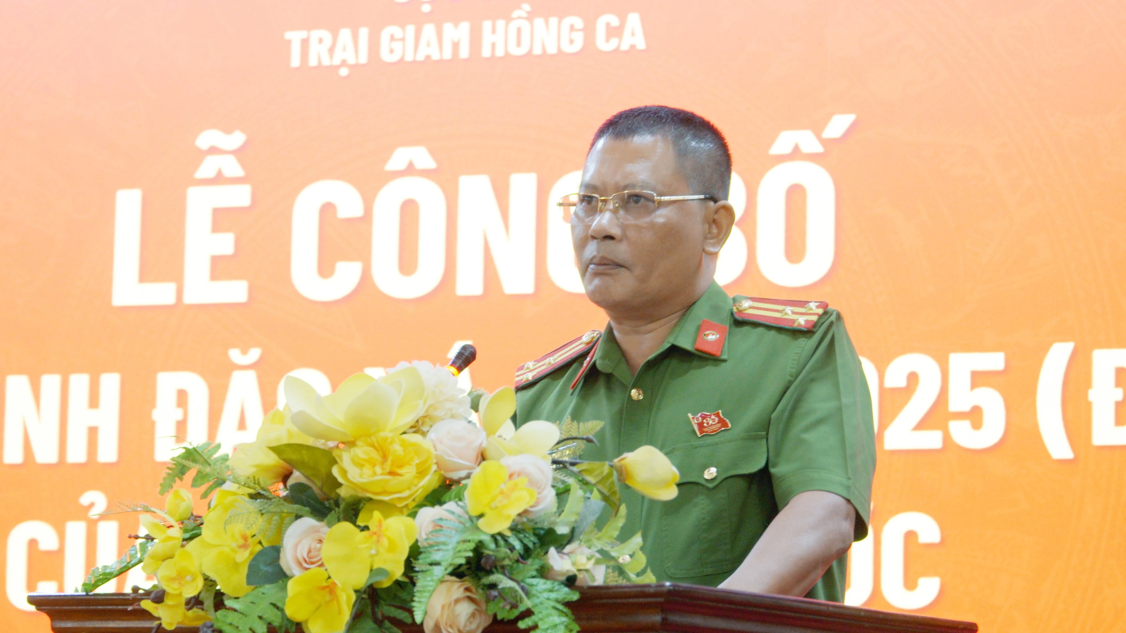 Lãnh đạo Trại giam Hồng Ca công bố Quyết định đặc xá của Chủ tịch nước.