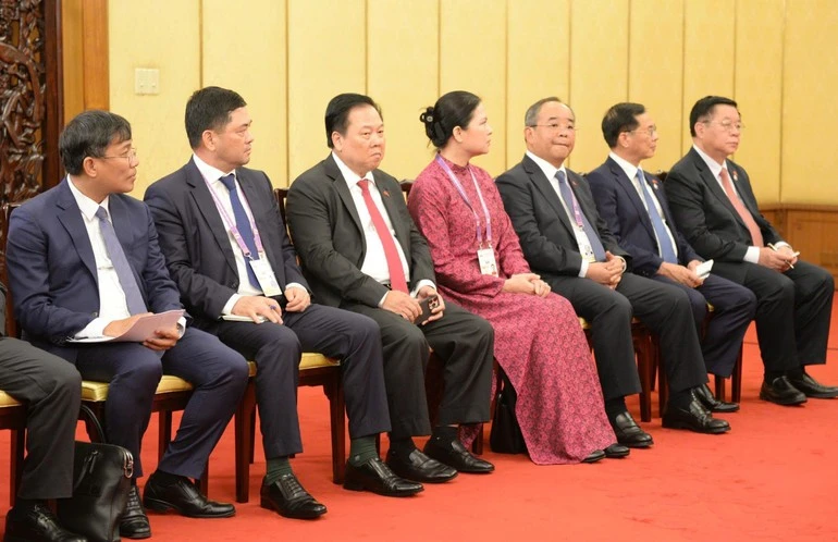 Đại biểu Việt Nam tham dự cuộc hội kiến.