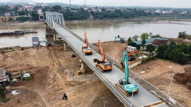 Người dân và phương tiện di chuyển qua cầu phao, cách cầu Phong Châu cũ khoảng 300 m về phía hạ lưu.