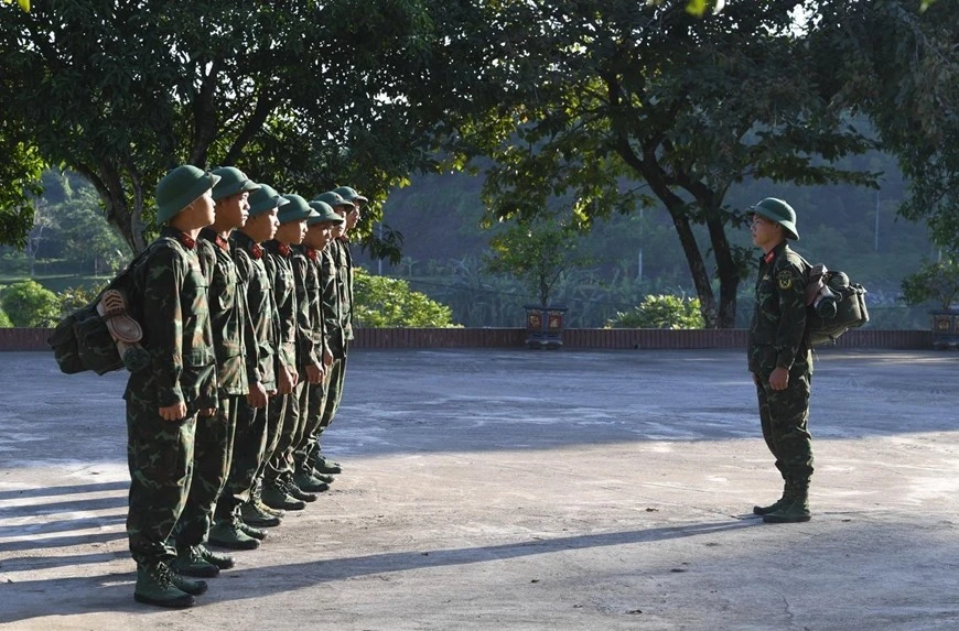 Trung sĩ Sùng A Súa chỉ huy tiểu đội chuẩn bị hành quân dã ngoại trong đội hình Trung đội 1.
