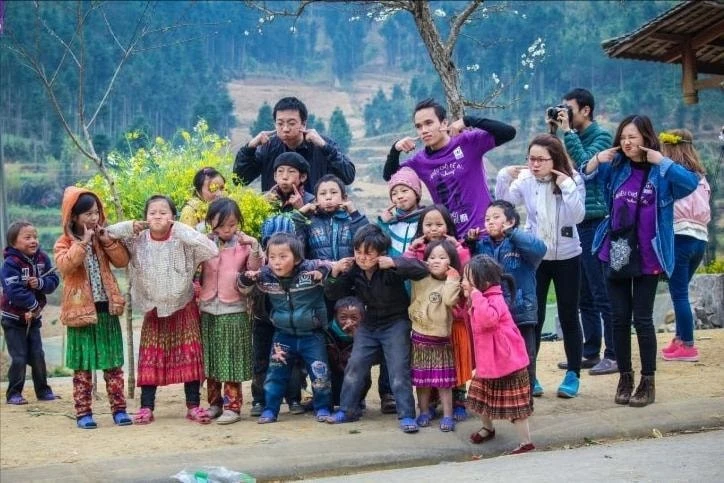 Du khách tham gia vào việc dạy tiếng Anh cho trẻ em địa phương.