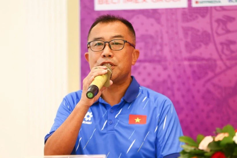 Huấn luyện viên trưởng đội tuyển U19 nữ Việt Nam Okiyama Masahiko phát biểu tại buổi họp báo.