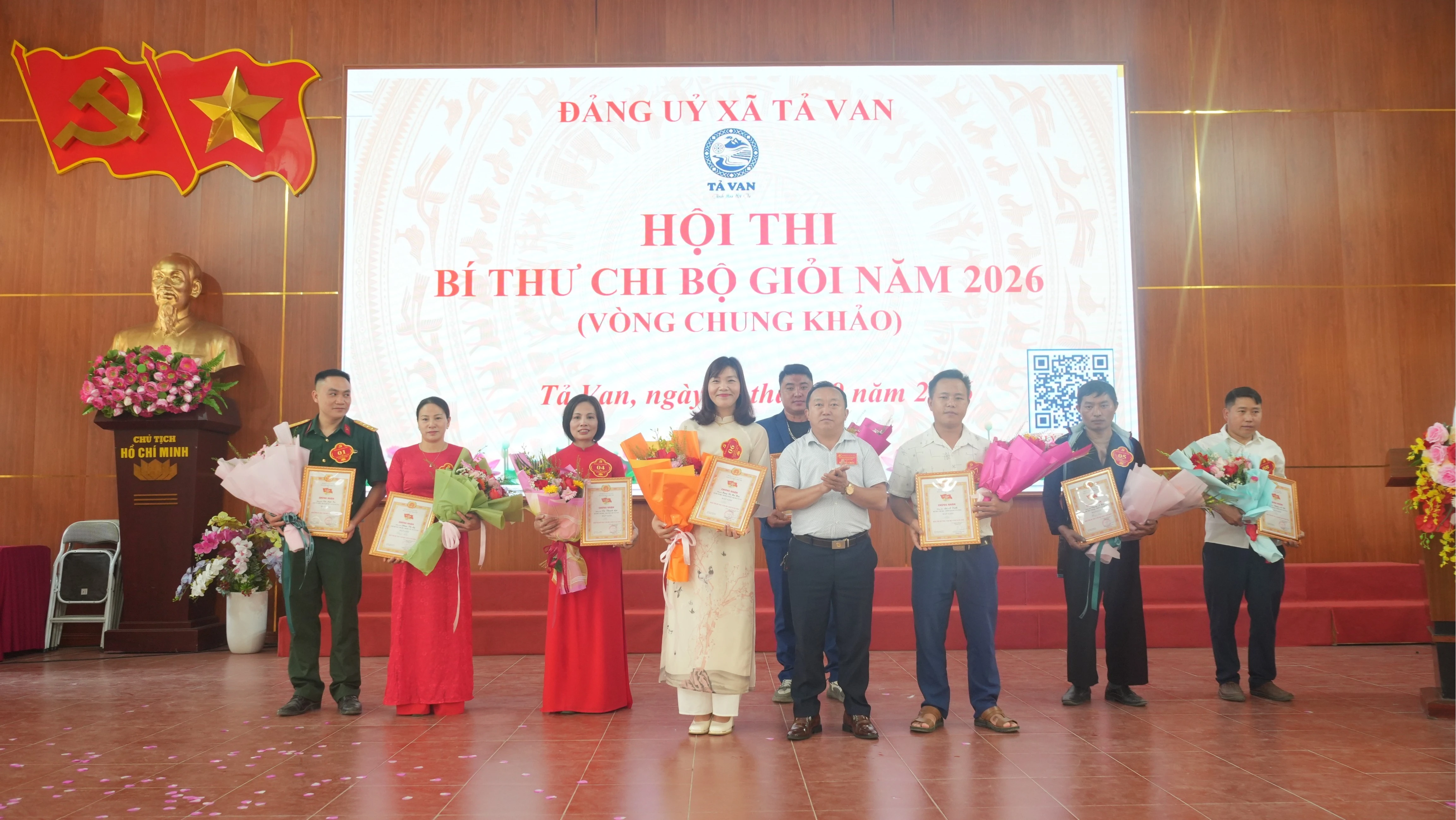 trao-giai-nhat-cho-cac-thi-sinh-6872.jpg