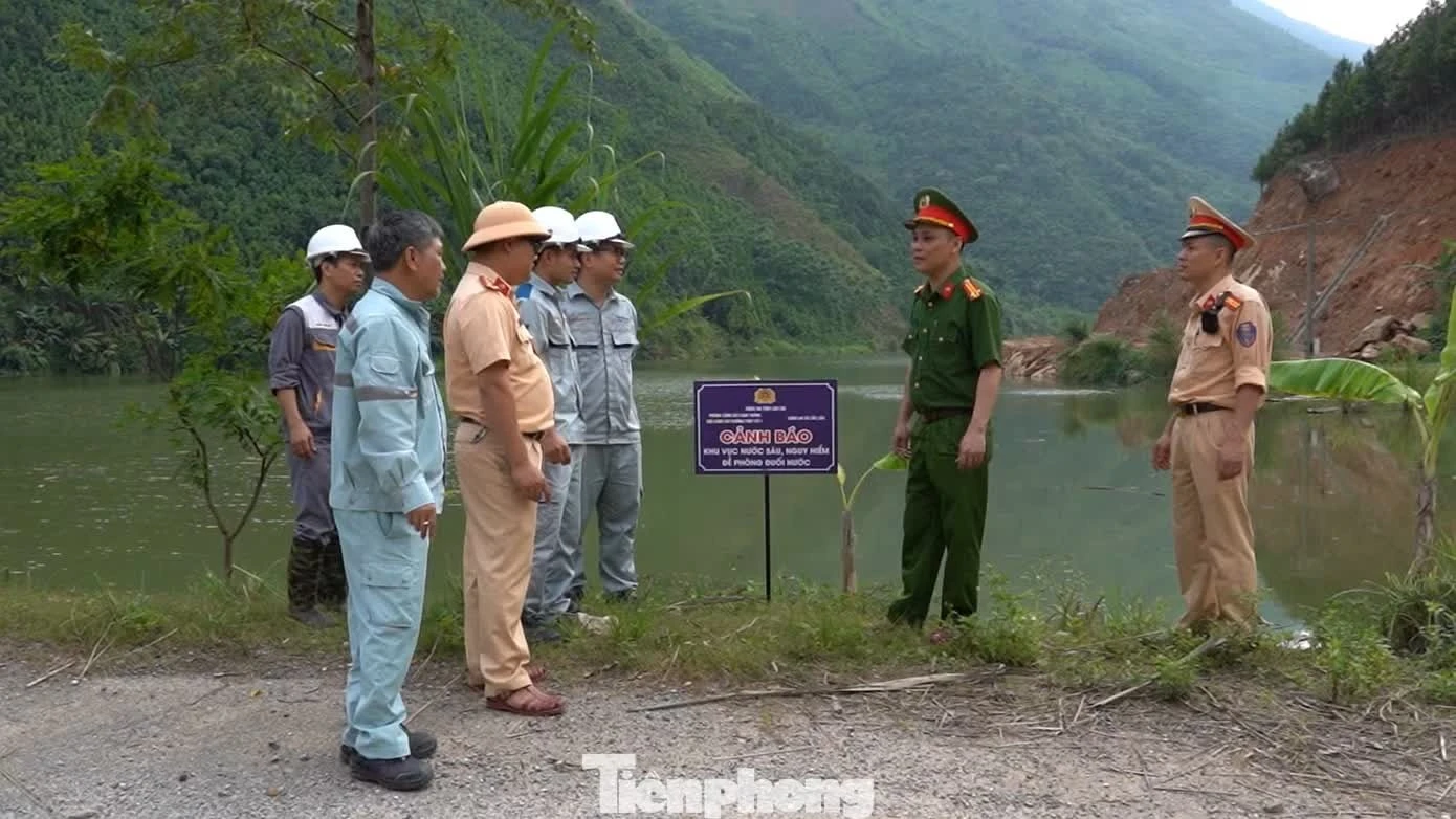 Hàng trăm biển cảnh báo được các lực lượng không quản nắng mưa để cắm cảnh báo tại các điểm suối sâu, sông, hồ.
