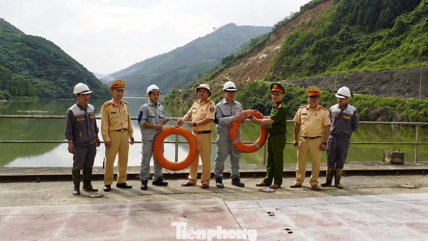 Các đơn vị trao tặng hàng trăm phao cứu sinh cho các cơ sở để chủ động phòng chống trong mưa lũ.