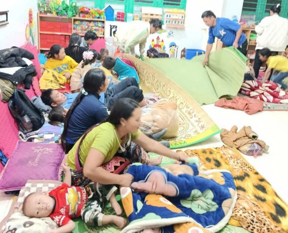 Đêm 26/8, 64 hộ dân được di chuyển đến nơi tránh trú an toàn.