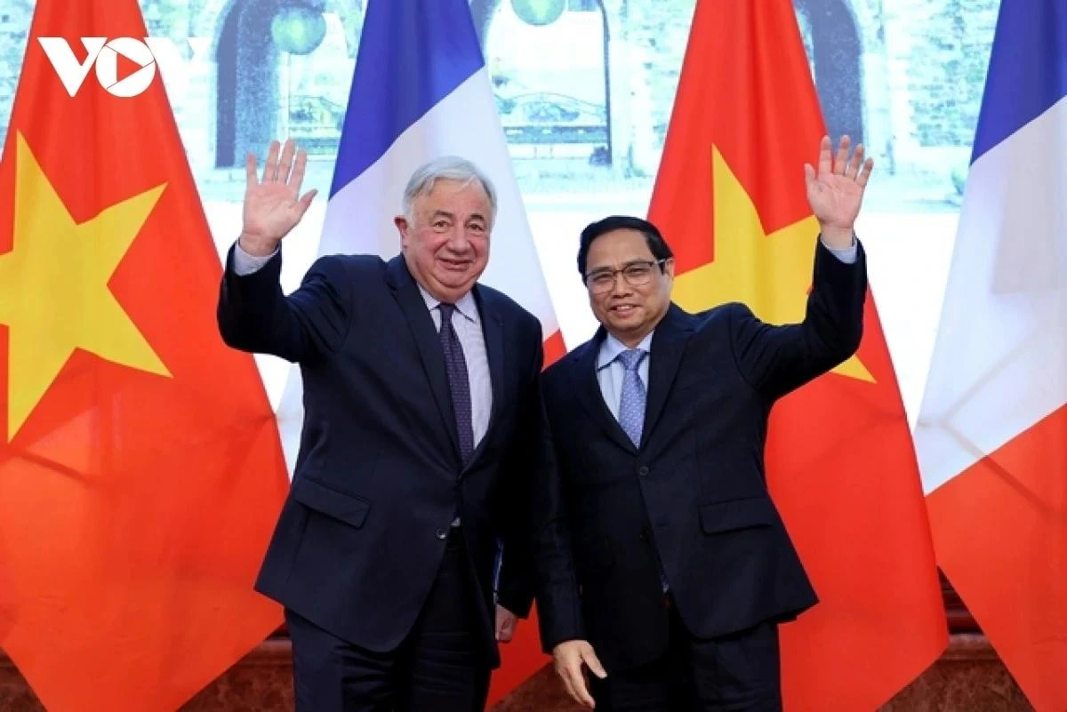 Thủ tướng Phạm Minh Chính (phải) nhiệt liệt chào mừng Chủ tịch Thượng viện Cộng hòa Pháp Gérard Larcher tại Hà Nội.
