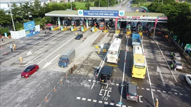 Các phương tiện đã dán thẻ VETC lưu thông qua làn thu phí tự động ETC tại trạm thu phí BOT Nội Bài - Lào Cai.