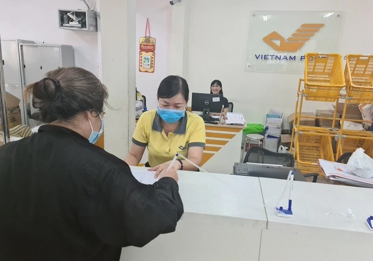 Chi trả lương hưu, trợ cấp cho người hưởng.