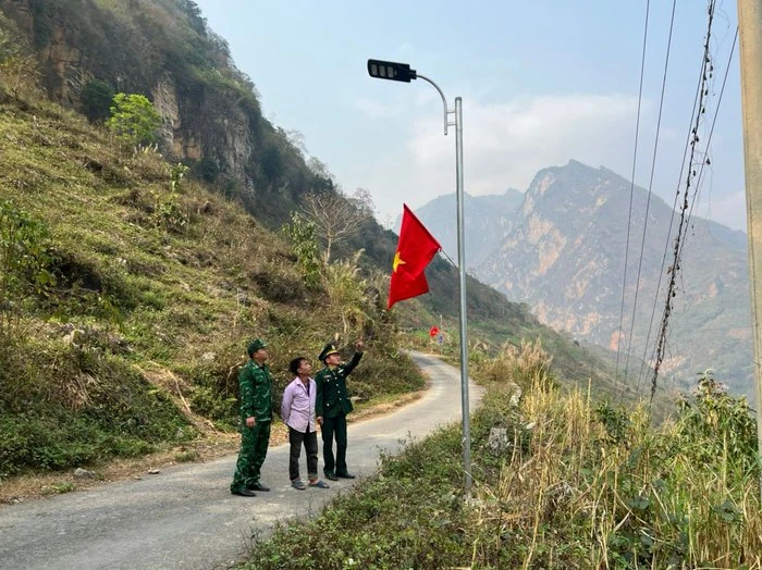 Đồn biên phòng Si Ma Cai tuyên truyền về phòng chống tảo hôn và bạo lực gia đình trong “Tháng Ba biên giới” - Ảnh 2.