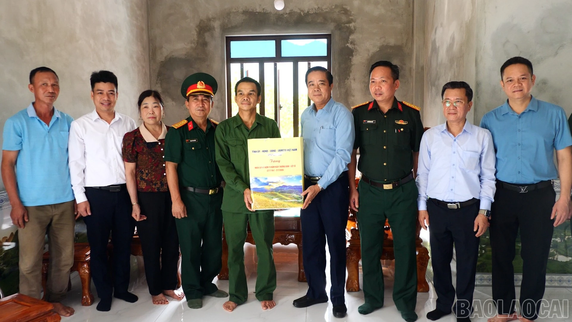 Đoàn công tác đến thăm, tặng quà ông Hà Ngọc Chín, bệnh binh hạng 81% ở thôn Kim Bình.