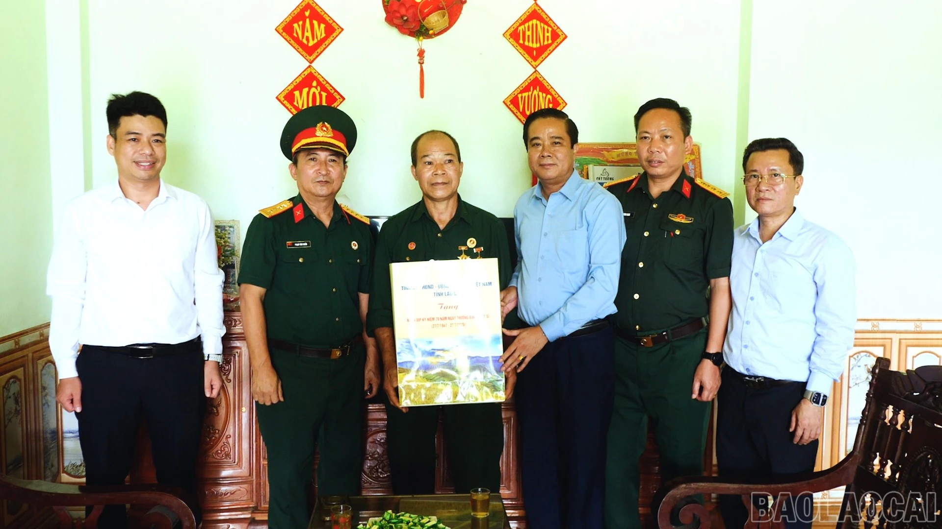 Đoàn công tác thăm, tặng quà ông Hoàng Văn Tùy, thương binh hạng 81% ở thôn Lương Tàm.
