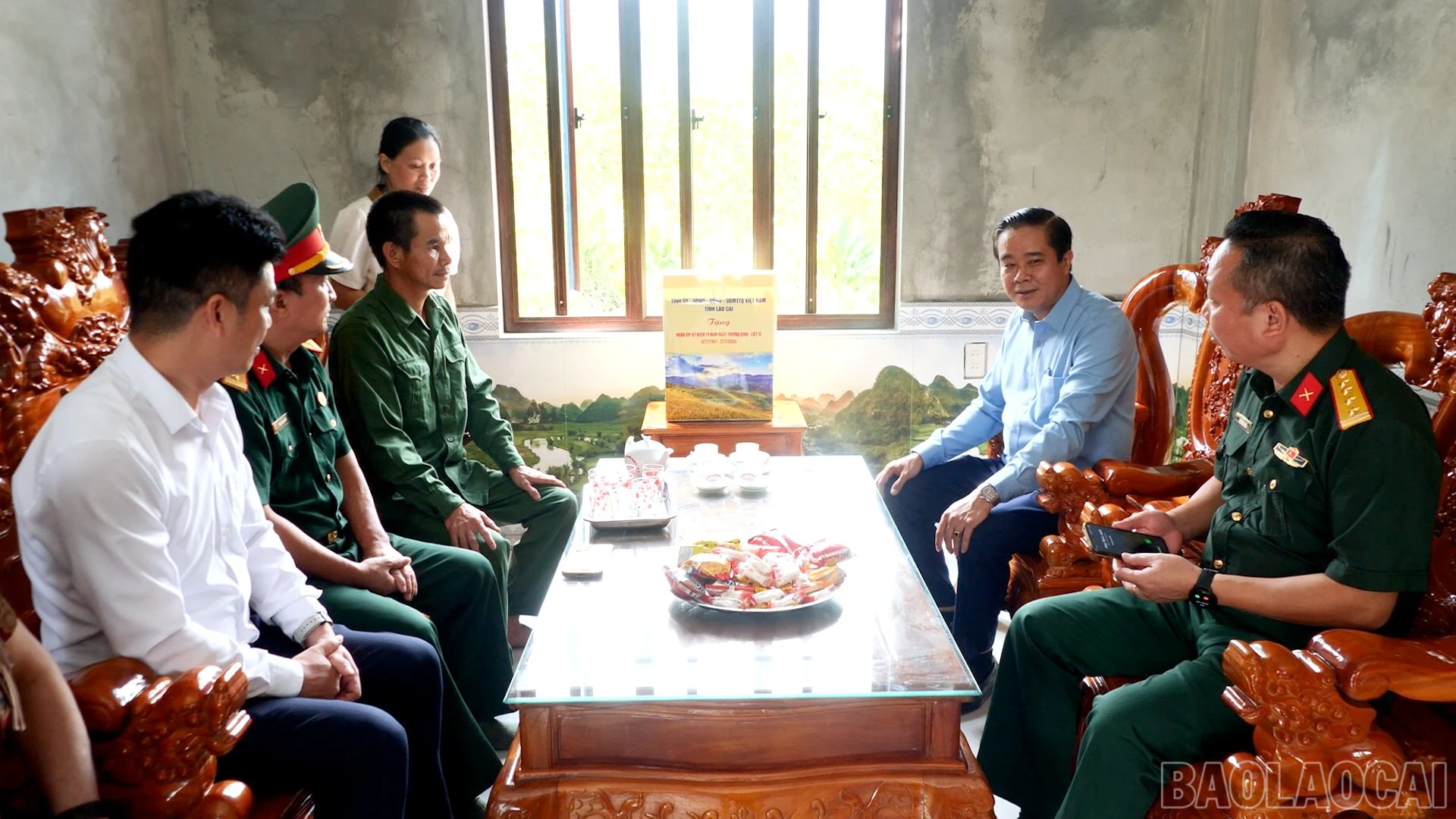 Đồng chí Phan Đăng Toàn ân cần hỏi thăm, động viên các gia đình người có công và thân nhân người có công