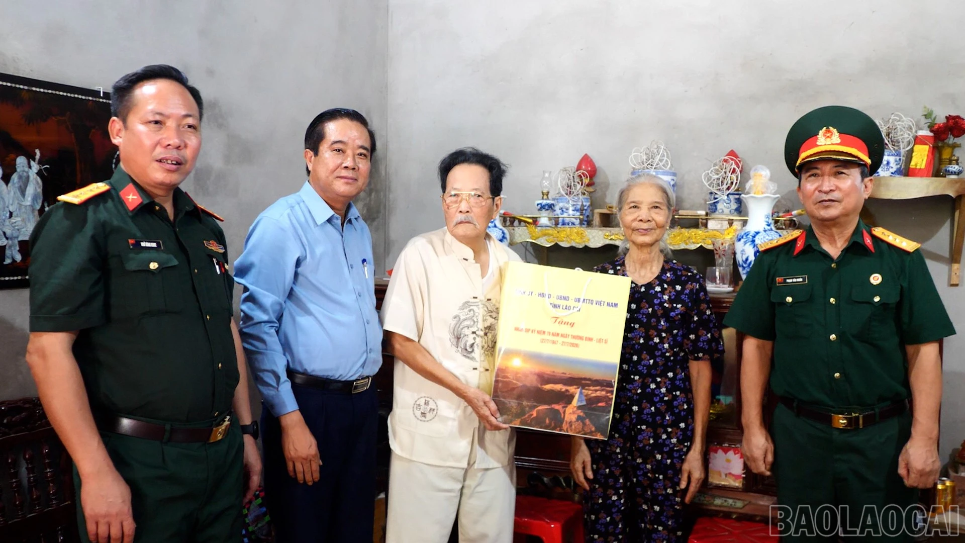 Đoàn công tác đến thăm, tặng quà ông Lê Thành Xứng, bệnh binh hạng 81% ở thôn Yên Thịnh.