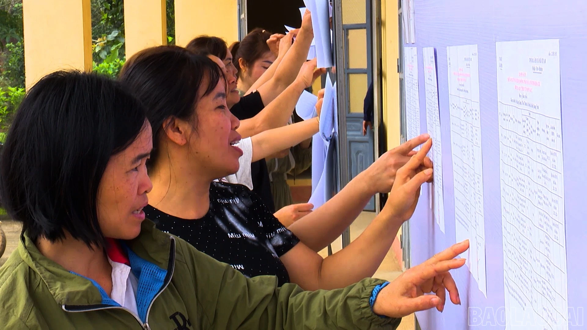 Công nhân Khu công nghiệp Tằng Loỏng tìm hiểu thông tin ứng cử viên.