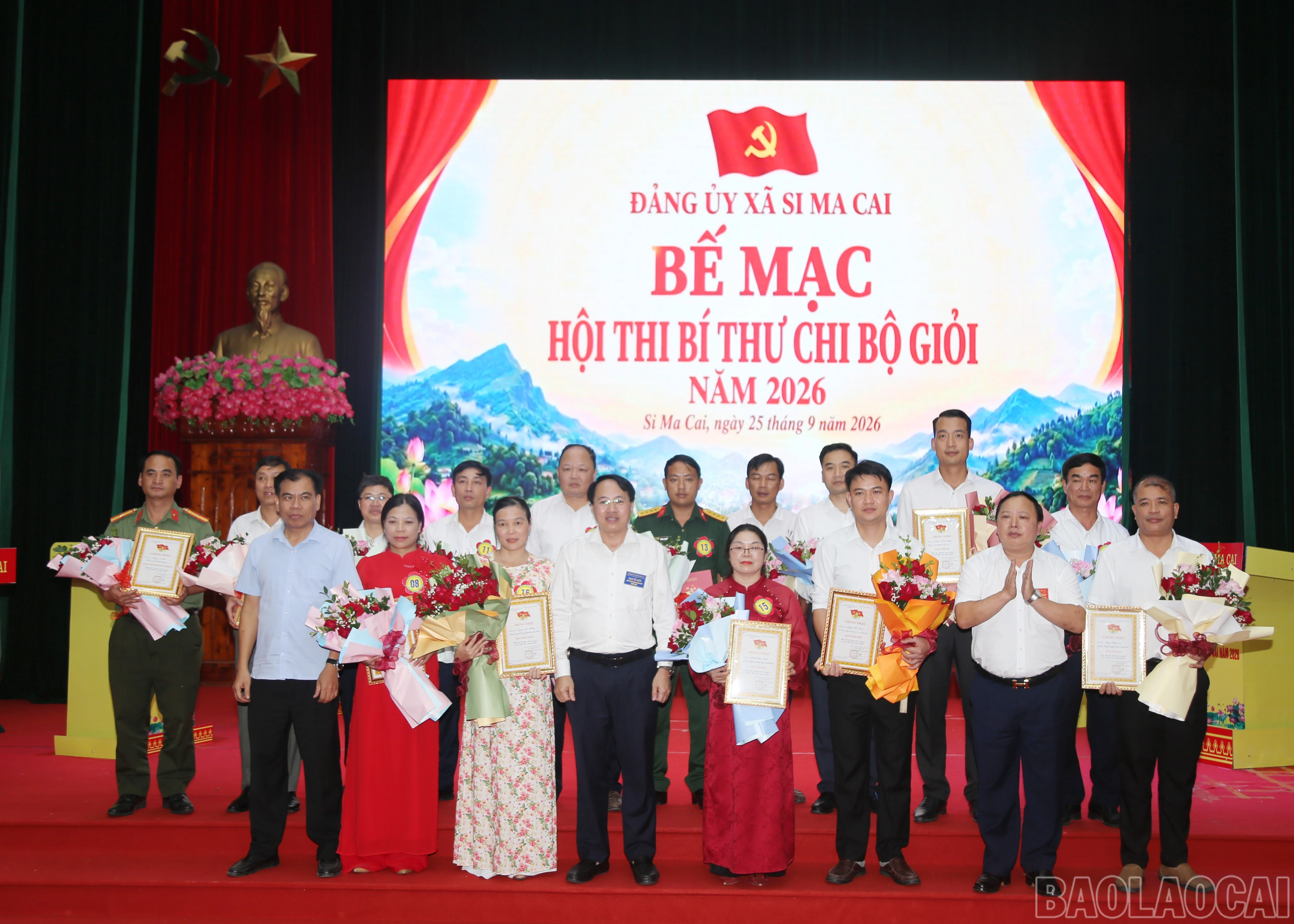 Trao giải cho các thí sinh.